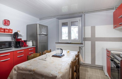 Brotte-les-Ray Cottage | Family home in Brotte-lès-Ray, beds made on arrival