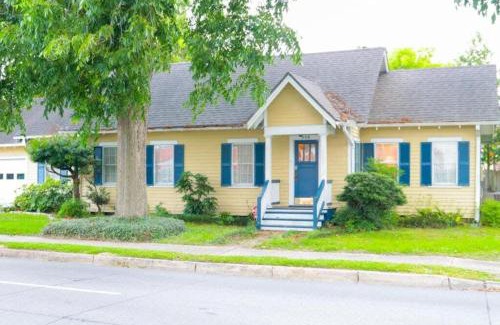 Downtown House | Family Home in Lafayette - 4BR Free Parking Downtown