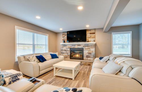 Carbondale House | Family Home on Lake Newton with Deck and Fire Pit