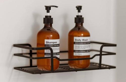 West Edmonton House | Family Home Retreat - 9 mins to WEM - Vintage Arcade-Ping Pong -Air Conditioning