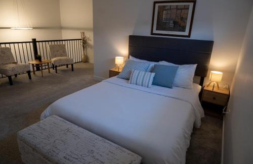 West Edmonton House | Family Home Retreat - 9 mins to WEM - Vintage Arcade-Ping Pong -Air Conditioning