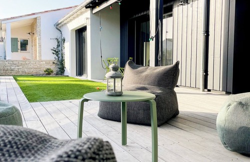 Loix House | Family home with swimming pool between sea and countryside