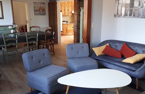 Mimizan Villa | Family house 12 pers children's playground, swimming pool, beaches 2km, cycle track 100m