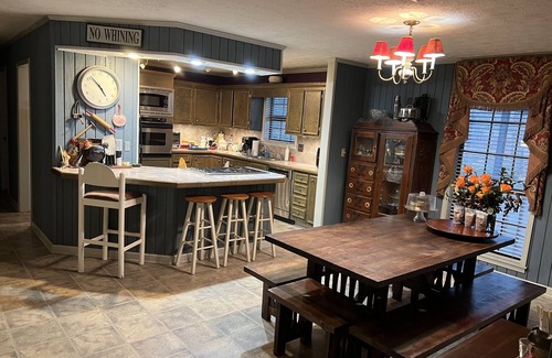 Starkville House | Family House spaciously sleeps 12+/5 bedrooms/3.5 baths/near MSU & downtown