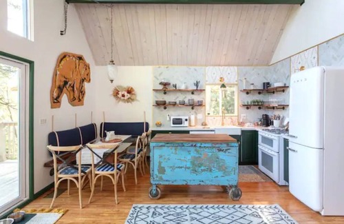 Blue Jay Ski Chalet | Family & Pet Friendly Lake retreat