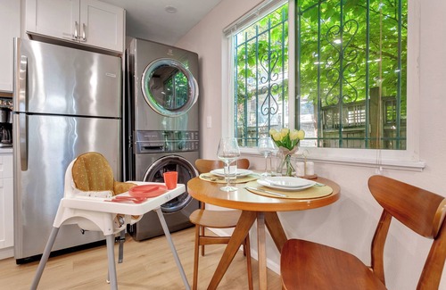 Brentwood-Darlington House | Family & Pet-Friendly 2-bedroom house in walkable Portland w/King bed, AC, WiFi