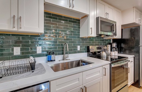 Brentwood-Darlington House | Family & Pet-Friendly 2-bedroom house in walkable Portland w/King bed, AC, WiFi