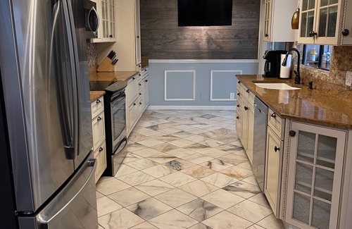 Parker Lane House | Family & pet-friendly townhome in Austin w/hot tub & deck! 7 mins from downtown