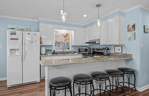 Emerald Isle Cottage | Family & Pet Friendly Retreat