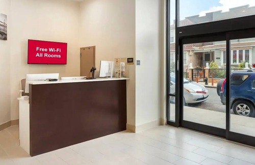 Queens House | Family Ready Rooms with Two Queens | Quick Train Ride to New York City