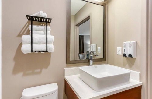 Queens House | Family Ready Rooms with Two Queens | Quick Train Ride to New York City
