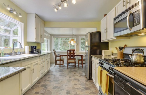 Cazadero Cabin | Family Retreat, Creek, Spa, Dog Friendly! Fall, Winter and Spring Special!
