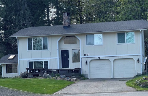 East Olympia House | Family Retreat-Indoor Spa and Game Room