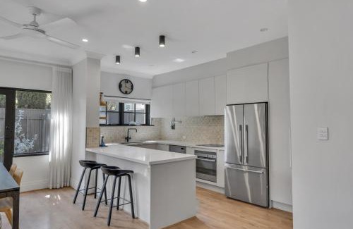 Parkside House | Family Retreat with Balcony and Courtyard