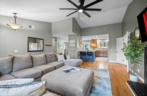 Peacock House | Family Retreat with Pickleball and Fire Pit