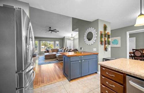 Peacock House | Family Retreat with Pickleball and Fire Pit