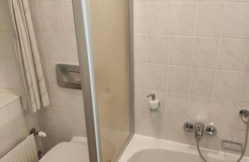 Nonntal Bed & Breakfast | Family room with shower or Bathroom, toilet - free room, pension