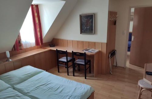 Nonntal Bed & Breakfast | Family room with shower or Bathroom, toilet - free room, pension