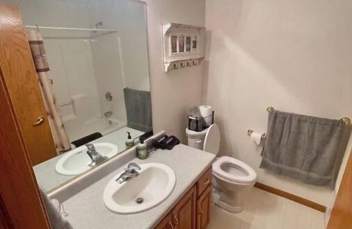Sioux Falls House | Family size home close to hospitals and schools. 2 Car garage & deck