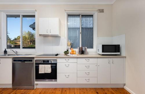 North Ryde House | Family-Sized Comfort - 4 bedroom House Near Macquarie & Metro