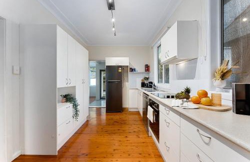 North Ryde House | Family-Sized Comfort - 4 bedroom House Near Macquarie & Metro
