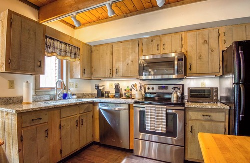 Bartlett House | Family-sized home in Mt Washington Valley with game room and deck!