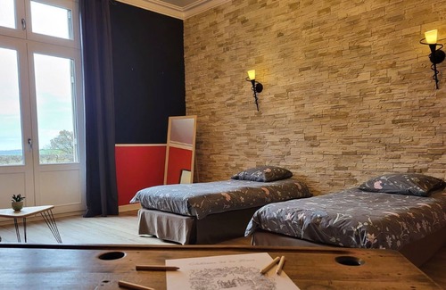 Cluis Bed & Breakfast | Family Suite at Castle with Park Balcony