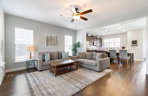 Tullahoma House | “Family Traditions” Cottage - 4-bed lake retreat