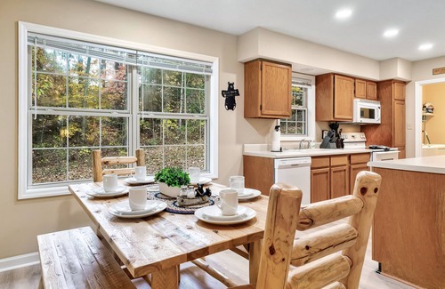 Sevierville Cottage | Family Trip? Experience Christmas at Dollywood!