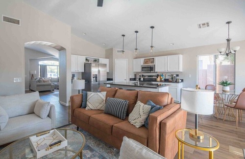 Peoria House | Family Vaca Ready! Sleeps9|Heated Pool|Patio&Shops