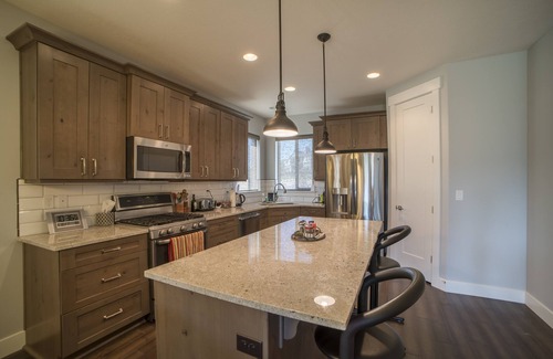 Midway House | Family Vacation~crater Hot Spring, Tubing & Ice Skating~kanton 3 Bedroom Apts by RedAwning