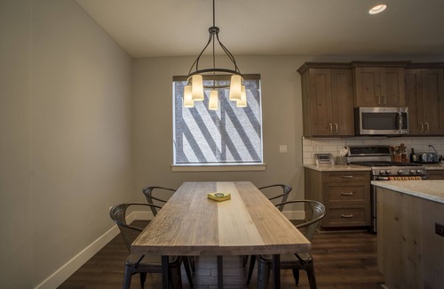 Midway House | Family Vacation~crater Hot Spring, Tubing & Ice Skating~kanton 3 Bedroom Apts by RedAwning