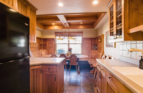 Midway Condo | Family Vacation Dog friendly , Heated In/Out Pool, Tubing & Ice Skating # 773