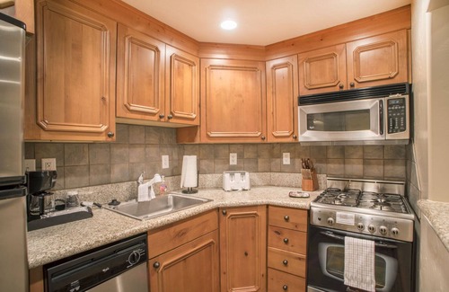 Midway Villa | Family Vacation~Heated In/Out Pool, Tubing & Ice Skating Villa 1058