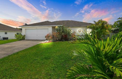 Burnt Store House | Family vacation, heated pool, wake up to enjoy the sunrise - Villa Pine Island