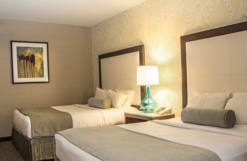 Downtown Resort | Family Vacay! Three Comfy Units, Pool, Restaurant