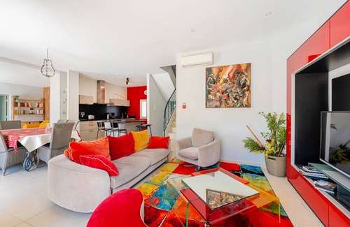 Avignon Villa | Family villa 5min from the center covered swimming pool, large garden, pergolas, garages