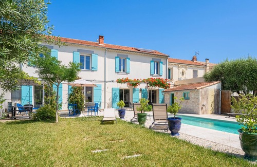 Avignon Villa | Family villa 5min from the center covered swimming pool, large garden, pergolas, garages