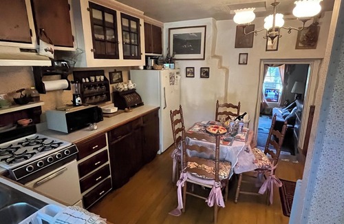 Castella Cottage | Famous fully furnished castle stone inn in nor cal