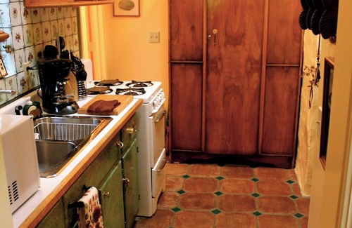 Castella Cottage | Famous fully furnished castle stone inn in nor cal