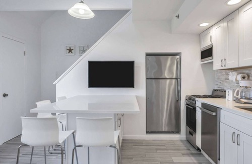 Napeague Apartment | Fancy 1 BR with loft Apt w/2 BTHs w/balcony!