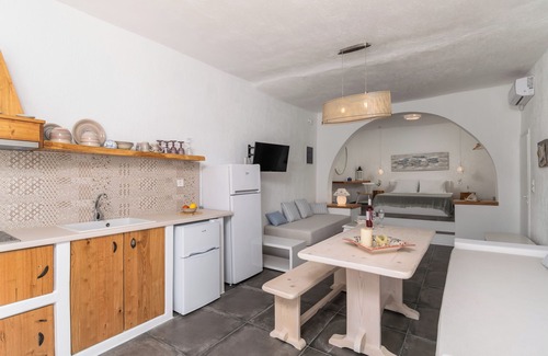 Milos Apartment | Fani Dream Suite 3nWaterfront luxurious Newly renovated Boat House max 5 persons