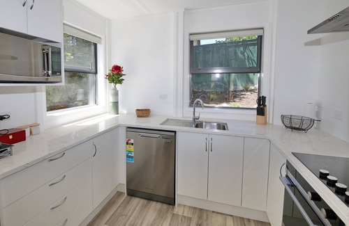 Kawaha Point House | Fantail Brand New Absolute Lakefront Whole House