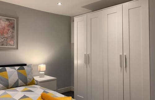 Trafford Apartment | Fantastic 1 Bedroom Basement flat with free parking