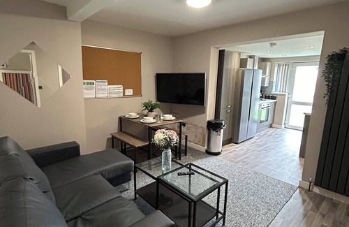 Hull House | Fantastic 5-bedroom house with WiFi in Kingston upon Hull