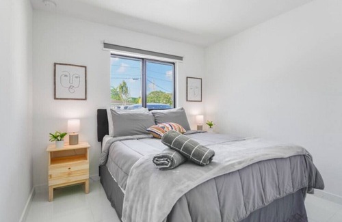 Gladeview House | ★Fantastic Brand New Duplex 3 BR/2 Bathrooms★