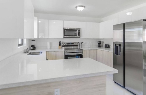 Gladeview House | ★Fantastic Brand New Duplex 3 BR/2 Bathrooms★