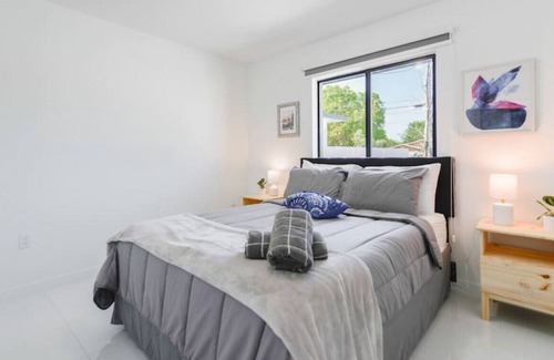 Gladeview House | ★Fantastic Brand New Duplex 3 BR/2 Bathrooms★