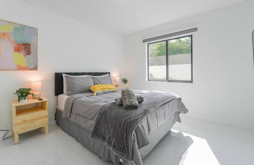 Gladeview House | ★Fantastic Brand New Duplex 3 BR/2 Bathrooms★