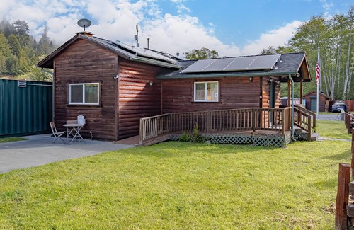 Orick Cabin | Fantastic cabin near beach & state parks with WiFi, grill & patio